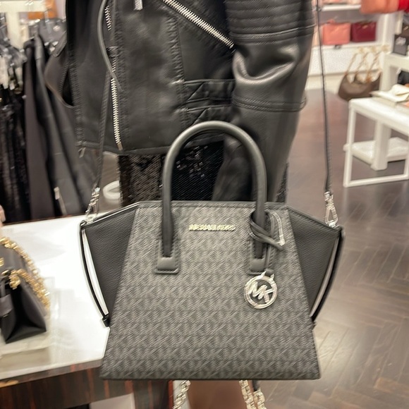 MICHAEL KORS
Avril Small Logo Top-Zip Satchel
COLOR BLACK
NWT - Picture 12 of 16